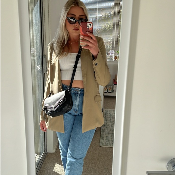 Meet your Posher, Claudia - Picture 2 of 5